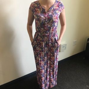 Floral maxi dress with pockets!